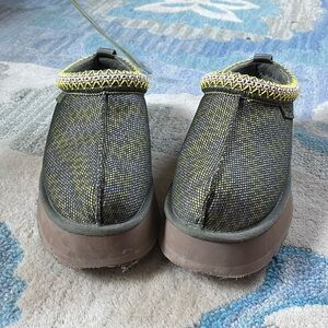 ugg tasman green platform slides size 9